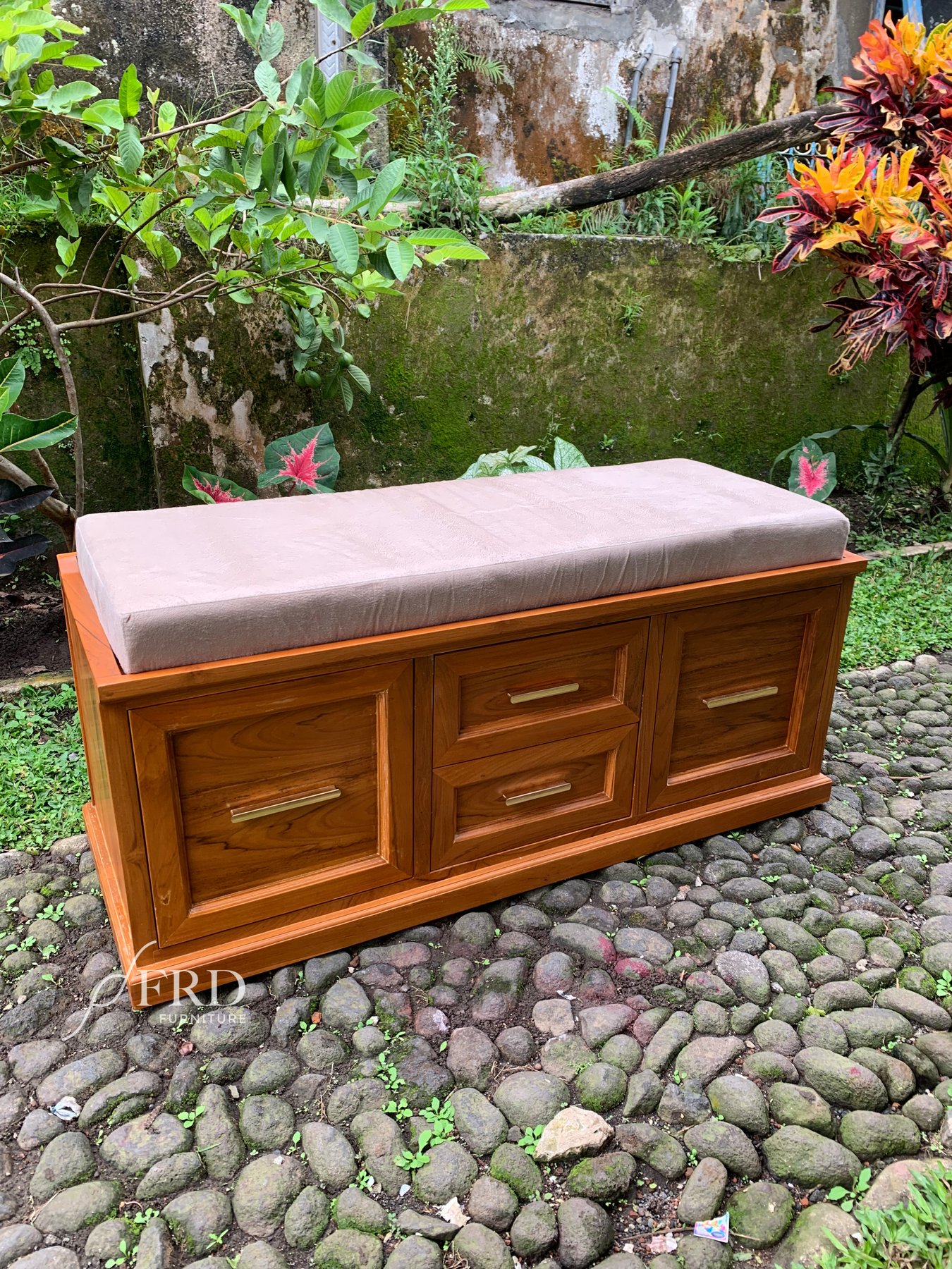 Bangku penyimpanan custom FRD Furniture