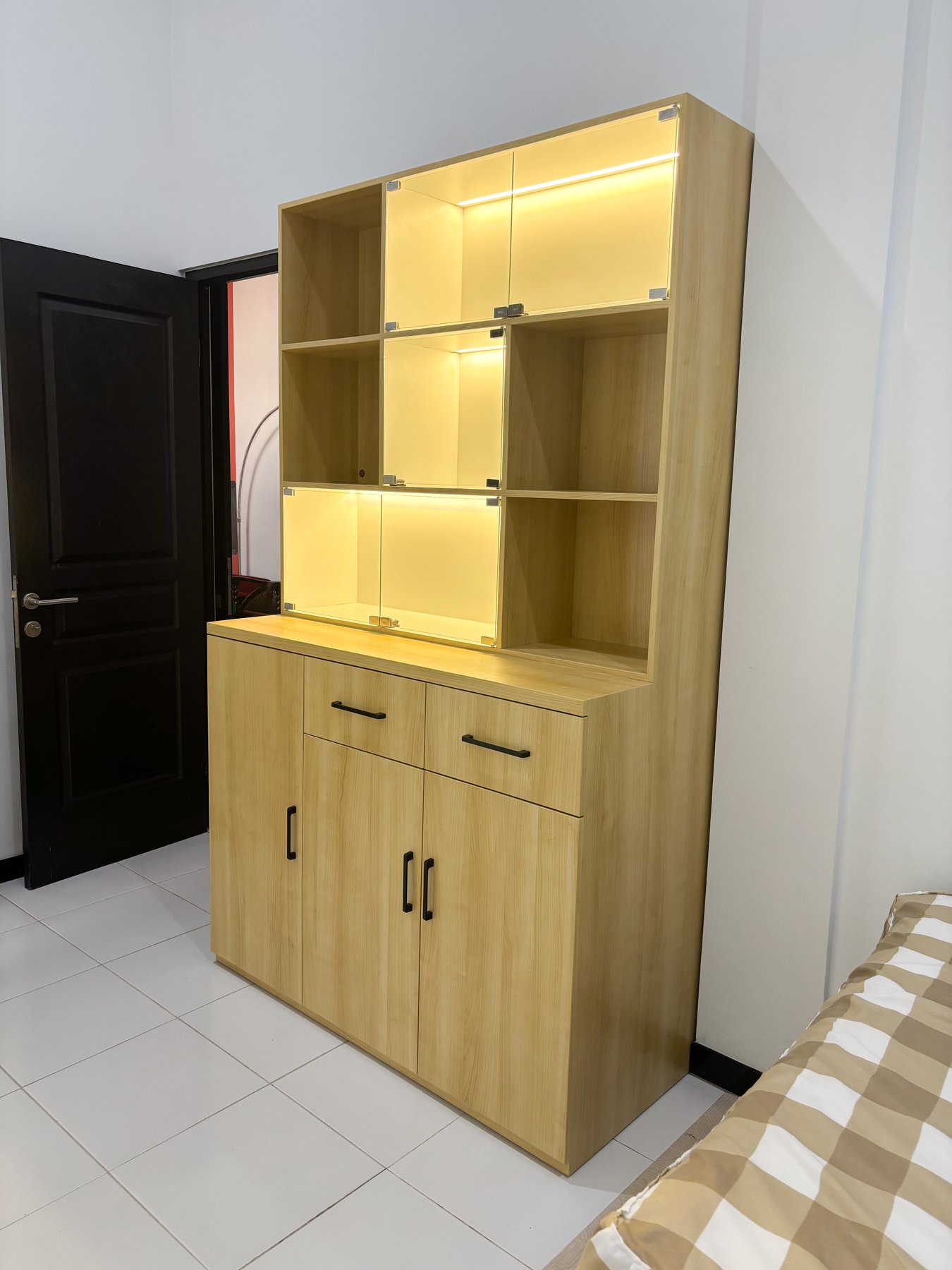 Lemari kaca custom FRD Furniture