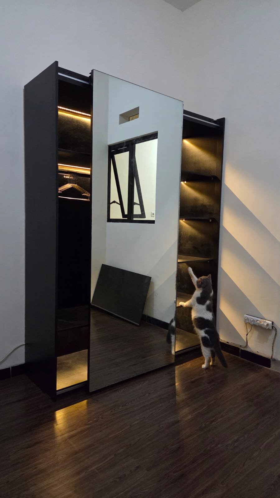 Lemari pakaian custom warna hitam FRD Furniture
