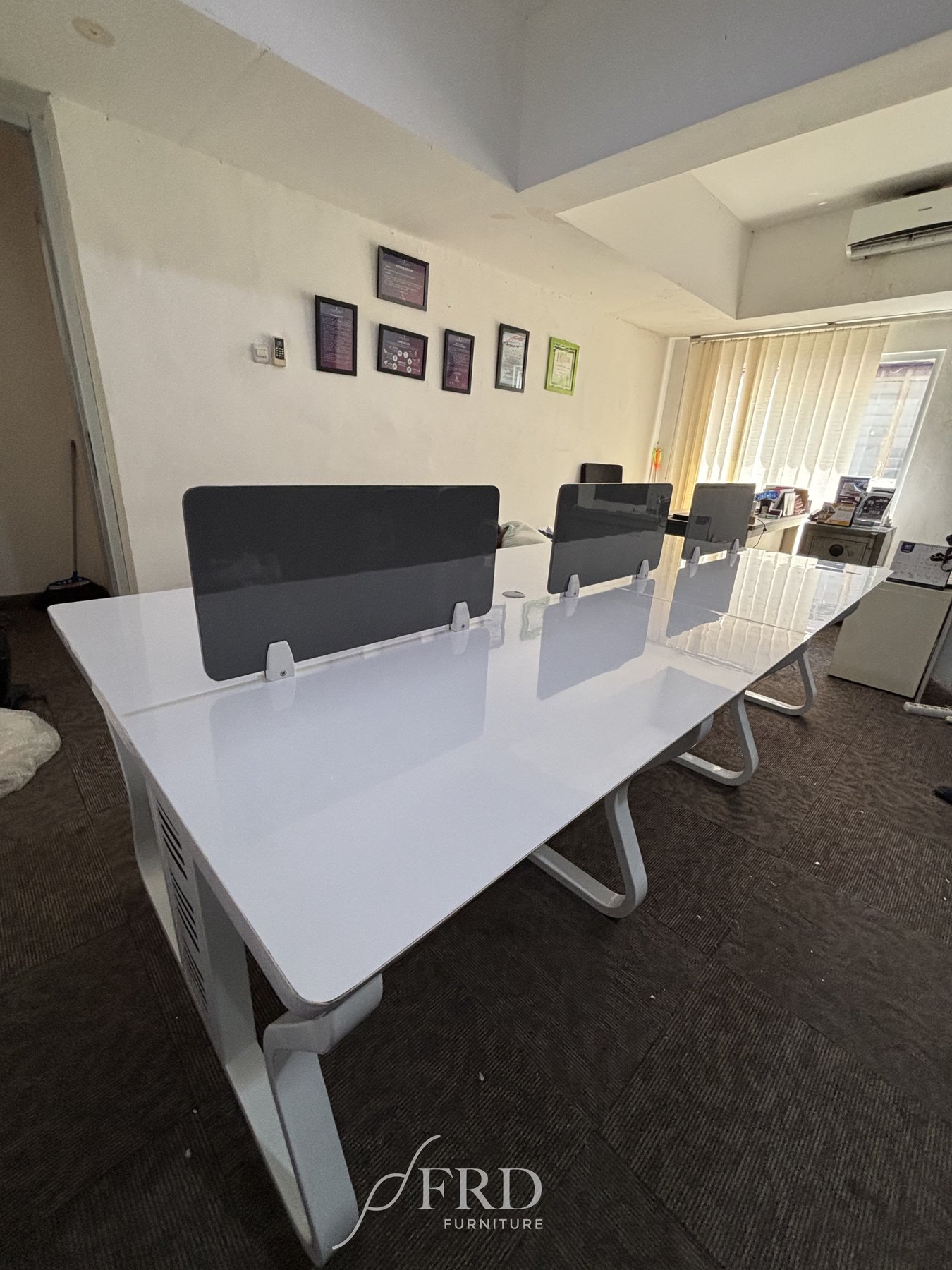 Meja kantor dengan partisi FRD Furniture