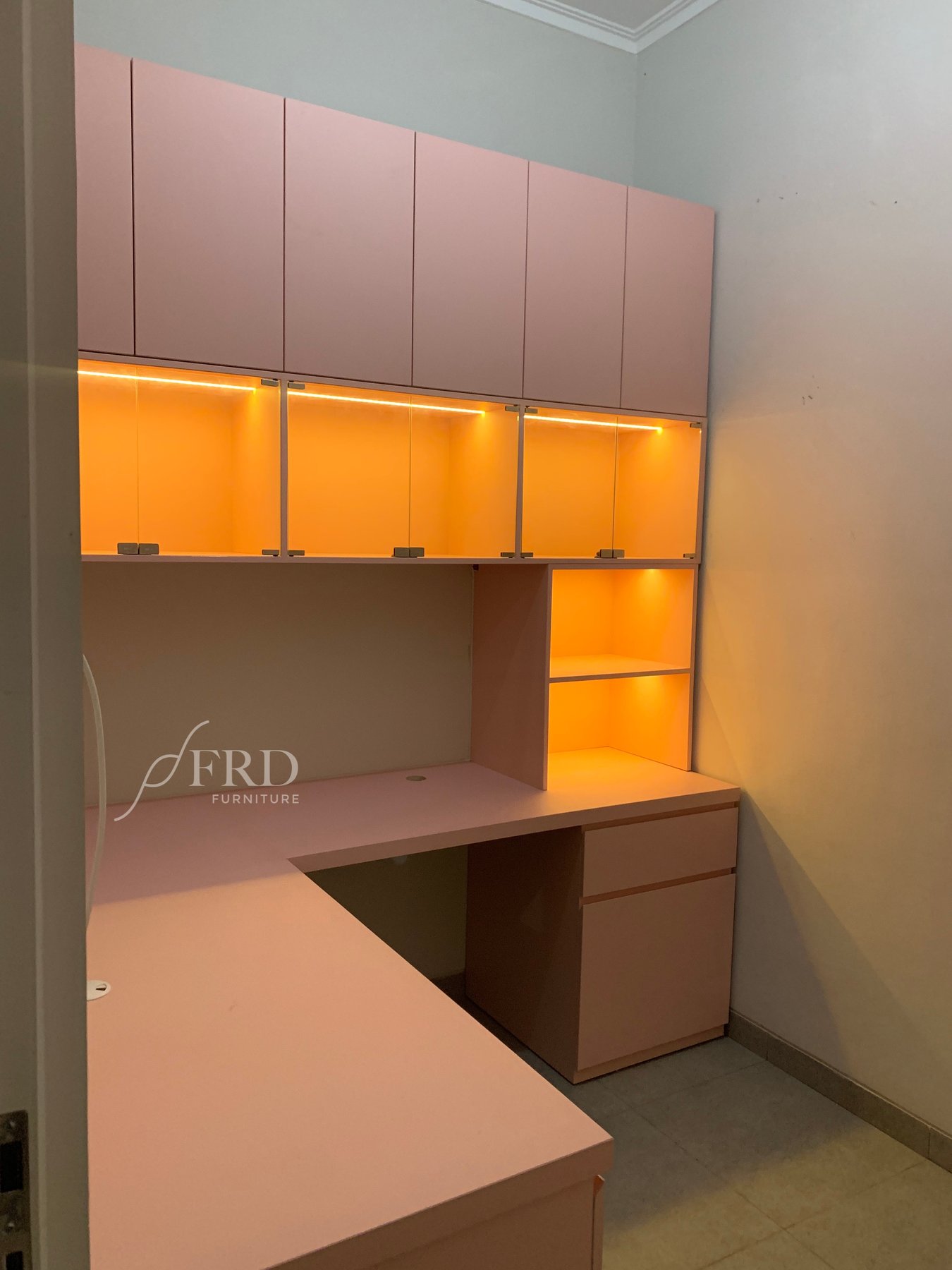Meja kerja custom warna pink FRD Furniture