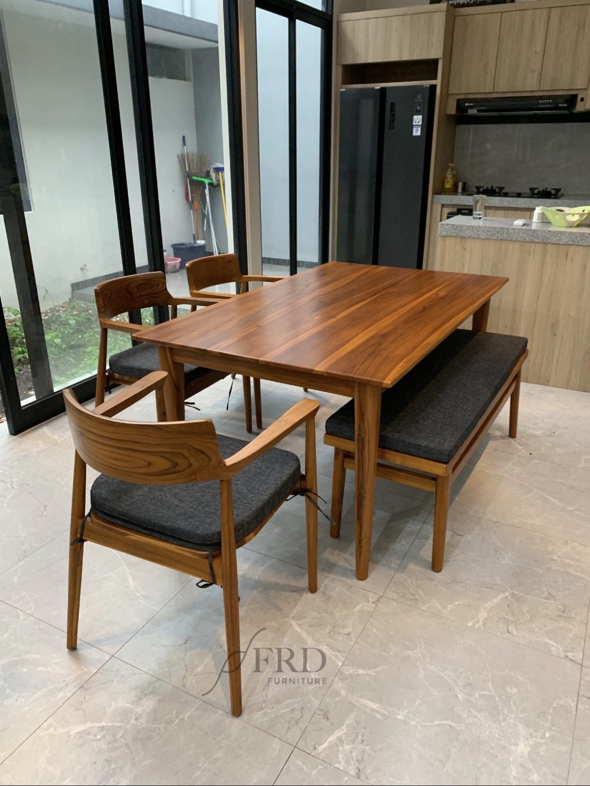 Ruang makan - set meja dan kursi FRD Furniture