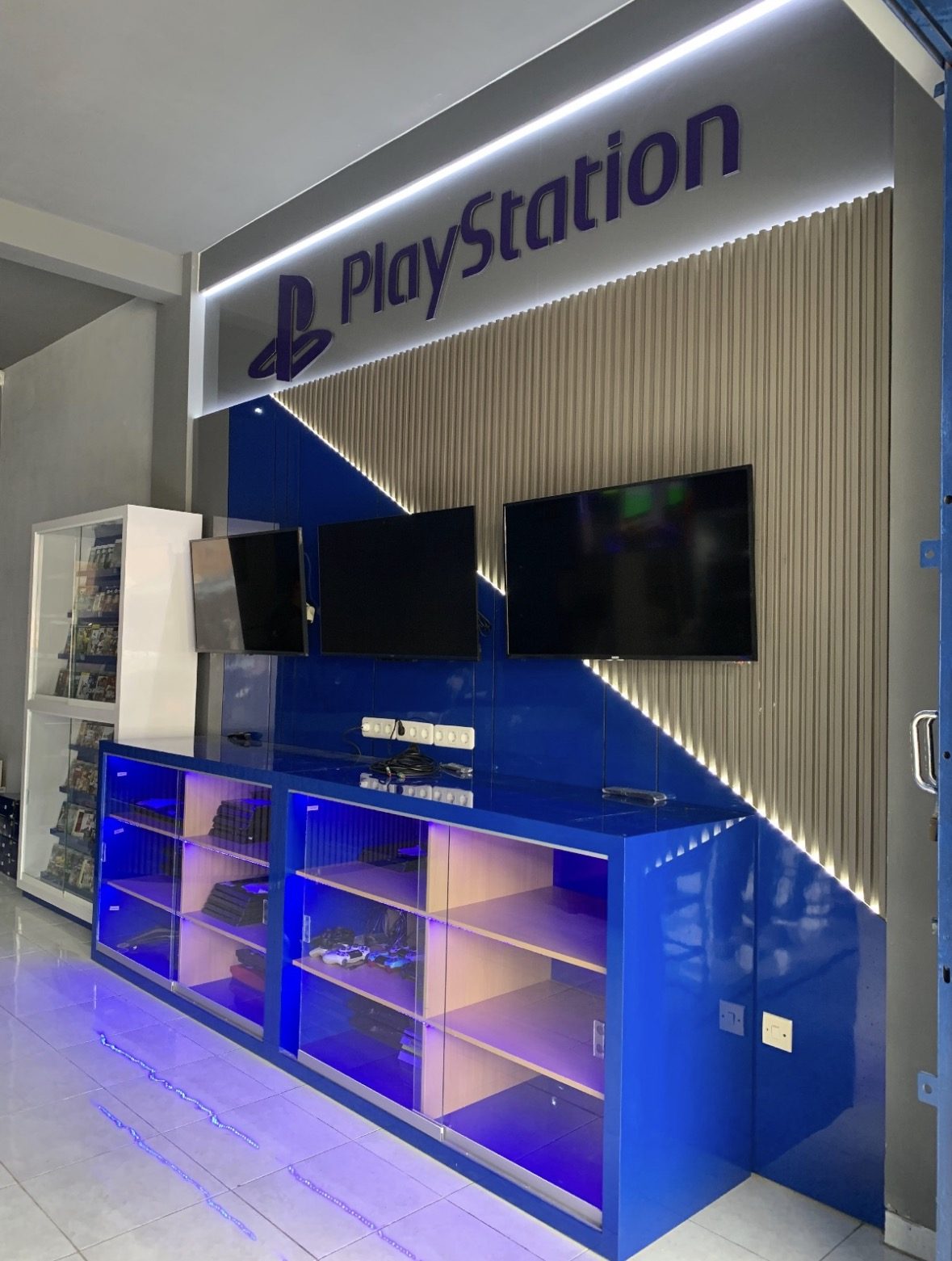 Set backdrop toko PlayStation FRD Furniture
